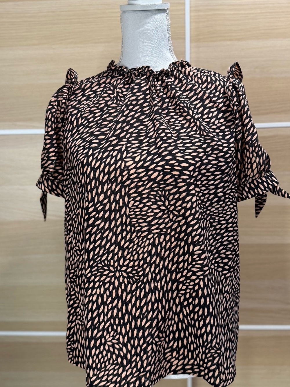 Who What Wear Women’s Black & Peach Patterned Short Sleeve Top